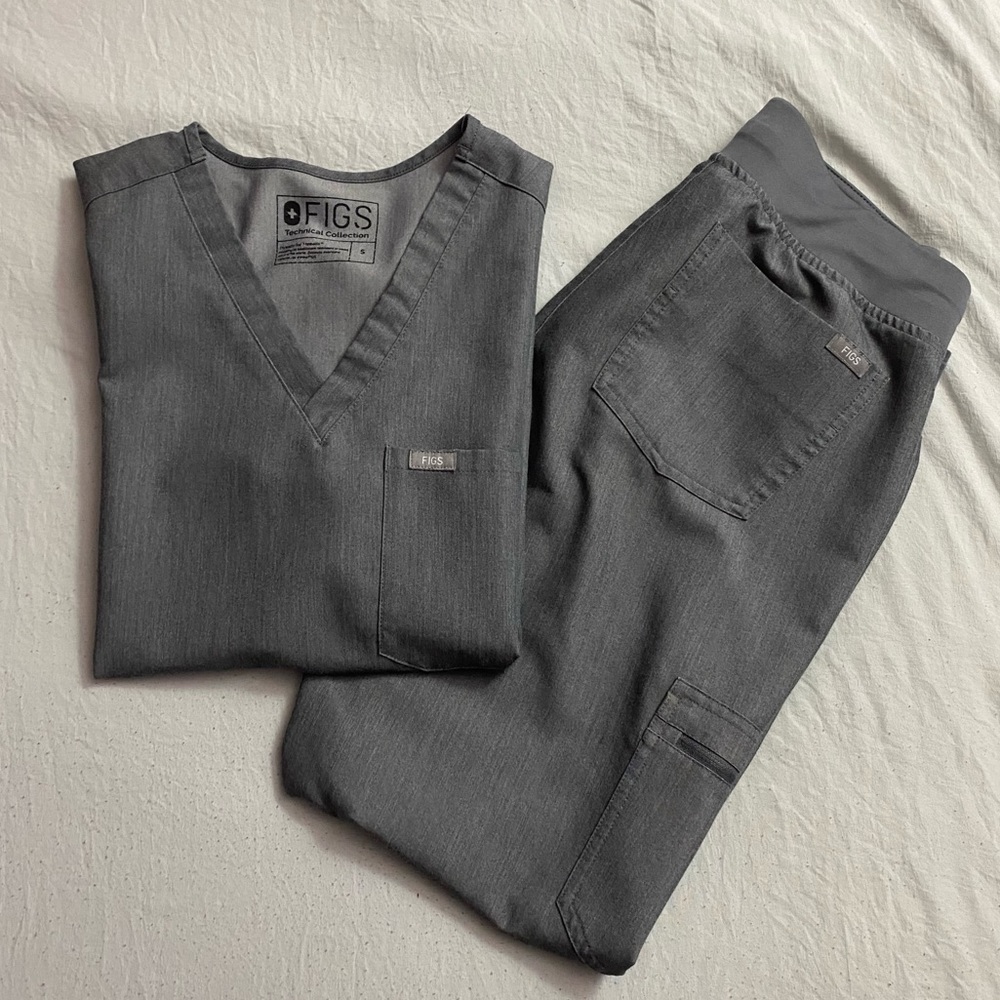 FIGS Scrub set in graphite - size small top/bottom